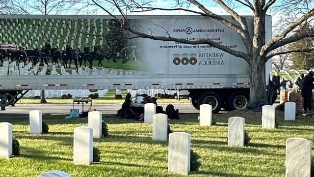 十大正规赌平台平台十大正规网赌游戏平台的卡车拖车停在阿灵顿国家公墓，支持全美花圈活动